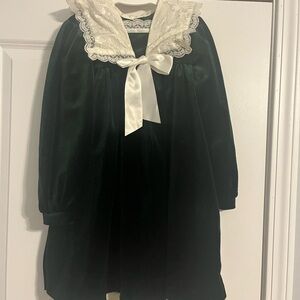 Elegant Green Velvet Kids Costume with Lace Collar